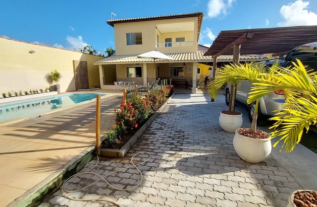 5 BEDROOM HOUSE WITH POOL