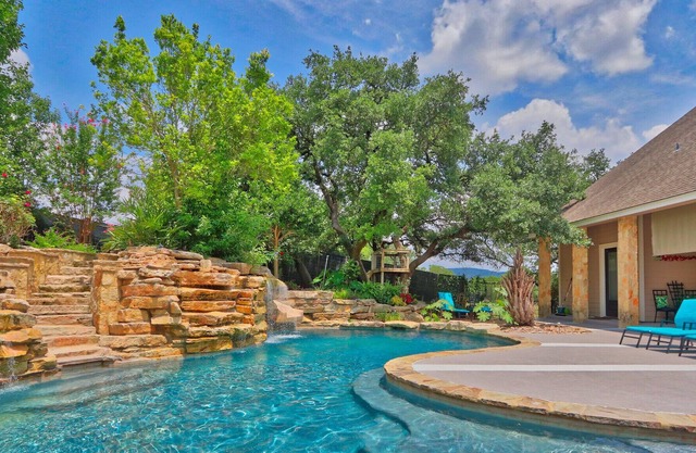 5 Bedroom Luxury Estate with a pool you have to see to believe!