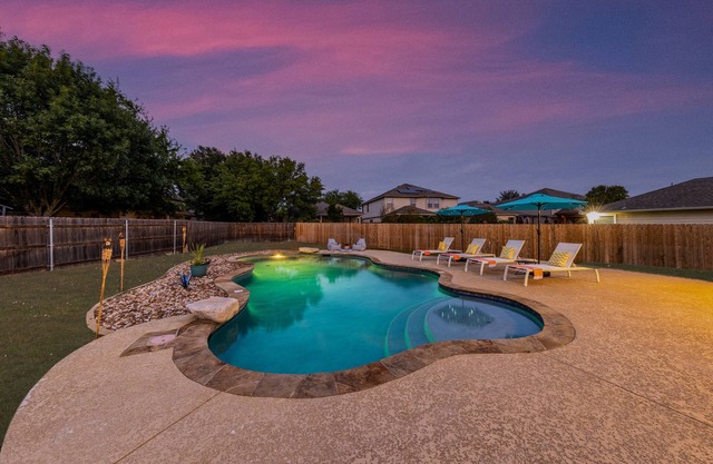 5 Bedroom ~Pool ~River Float ~Large Yard, near New Braunfels & S.A.