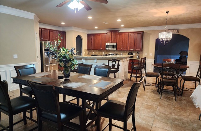 5 bedrooms/4 baths/sleeps 14 (8.7 miles from Jordan-Hare Stadium).