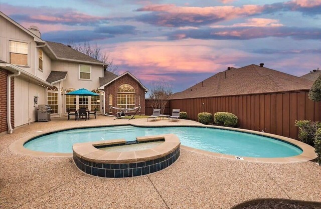 5 Bedrooms, Backyard Oasis - Groups Welcome!
