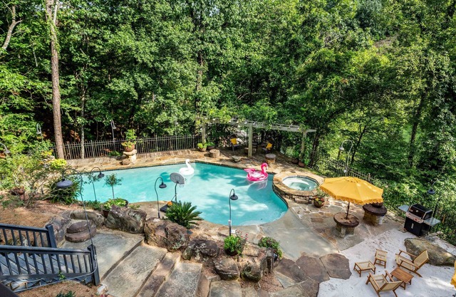 5 BR - Lake Tuscaloosa - 9 acres w/pool