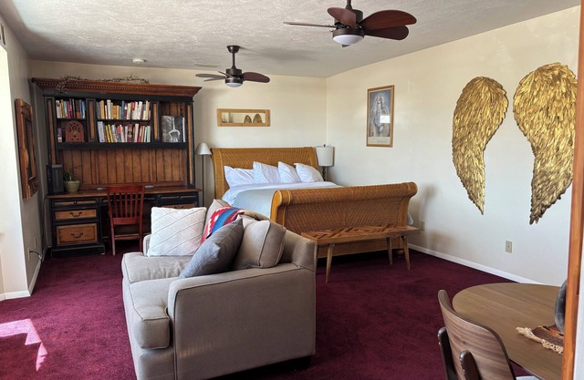 #5 Bright kitchenette apartment in scenic Torrey