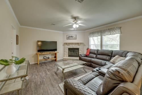5 Mi to Splashway Waterpark Cabin in Rock Island