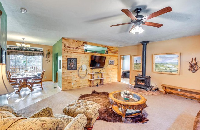5 Mi to Town Mtn-View Gem with Deck in Hot Springs