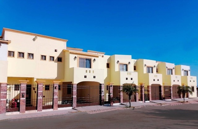5 minutes to the beach! Family-sized condo with shared pool