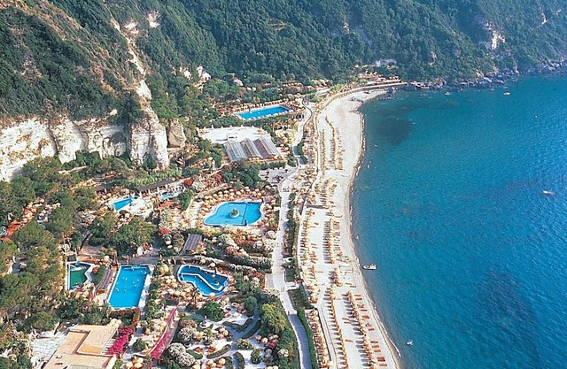 5 minutes from the sea, the Poseidon Gardens with swimming pool, wifi, parking.