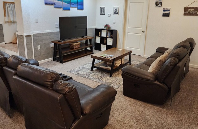 5 minutes to Eielson, 10 to North Pole, 2bdrm apt, 10ft ceilings, sleeps 4 to 6.