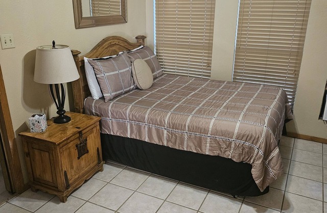 5 minutes to Spider Mountain and Reveille Peak Ranch! 1 bedroom apartment