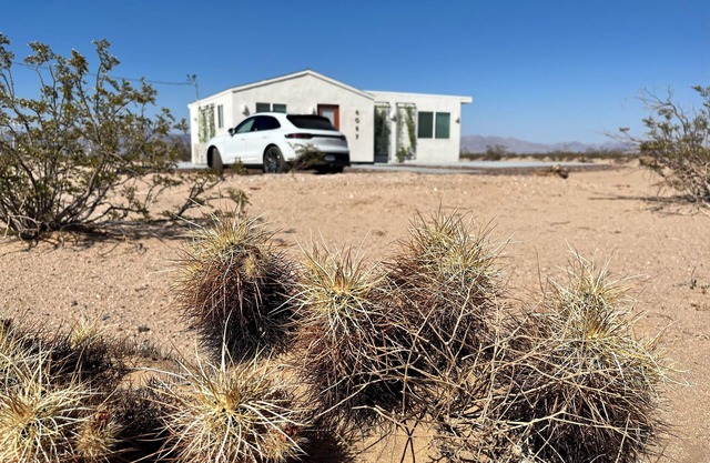 5 minutes to the Joshua Tree National Park North Entrance with backyard patio