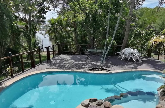 5 minutes to the airport, Coastal! Family- sized with great pool