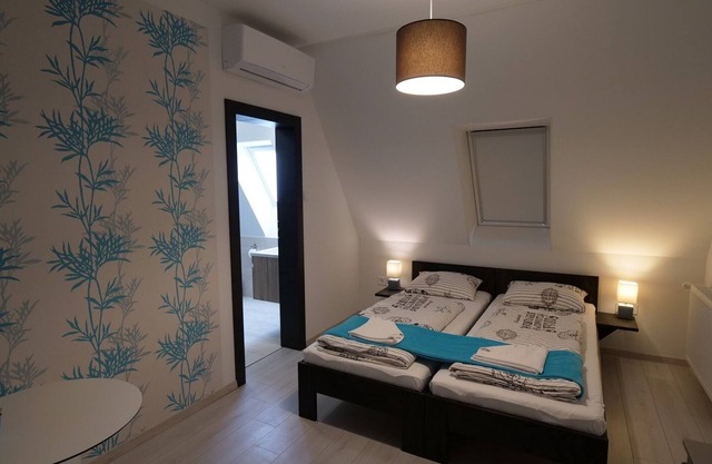 5 minutes to the beach! Modern, cosy and trendy rooms with en-suit bathroom!
