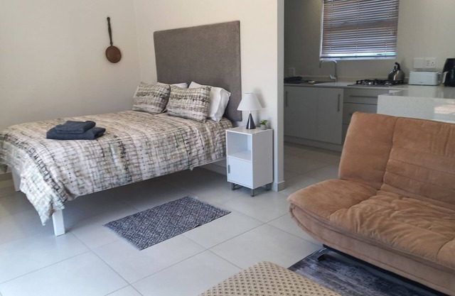 5 minutes to world famous beach, 1GB Wi-fi, Solar, centrally located