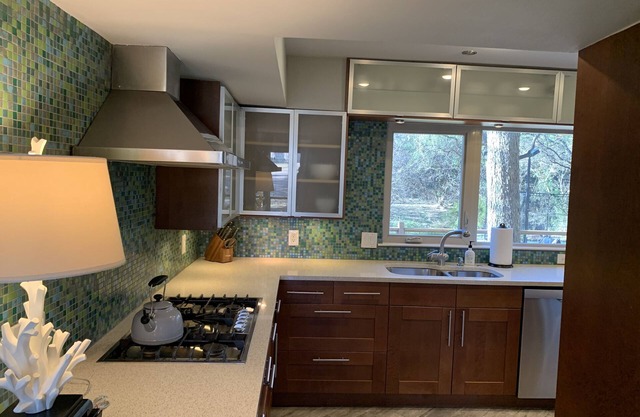 5 minutes to Zilker Park! Family home on wooded lot w/sport court