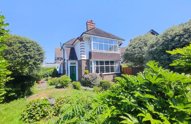 5 minutes walk to beach located in a quiet neighbourhood