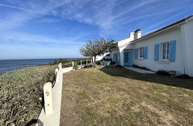 5-room house with enclosed garden and sea view in l'Herbaudière