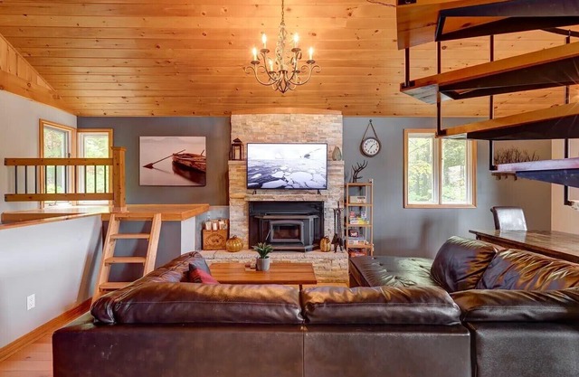 5 STAR! - The jewel of the Kawarthas. short drive from Toronto!