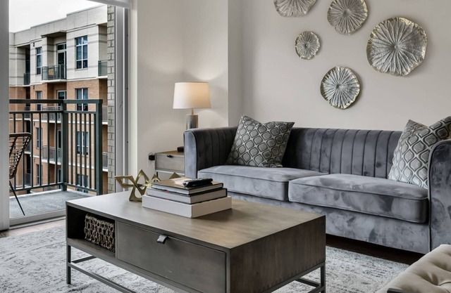 5 ★ Walking Distance to Shops & Restaurants, Lux Amenities, 2 Balconies, King Bed