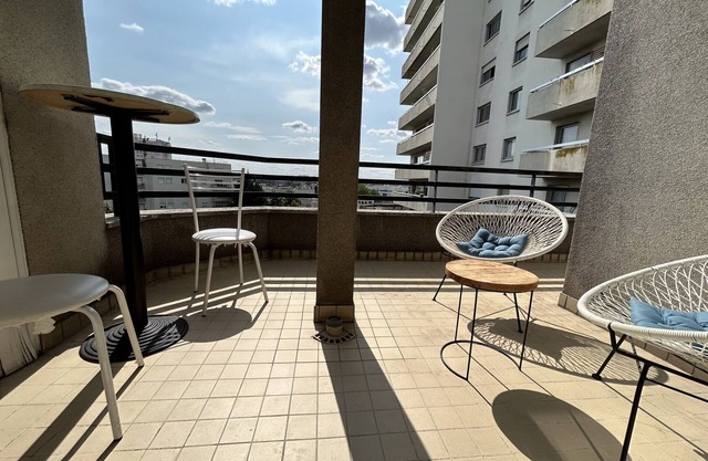 500m from Paris, 130m2, 4 bdr, balcony and parking