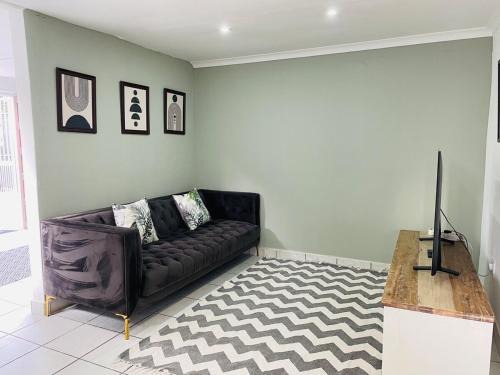 500m from Rosebank Mall - Cottage on Bath