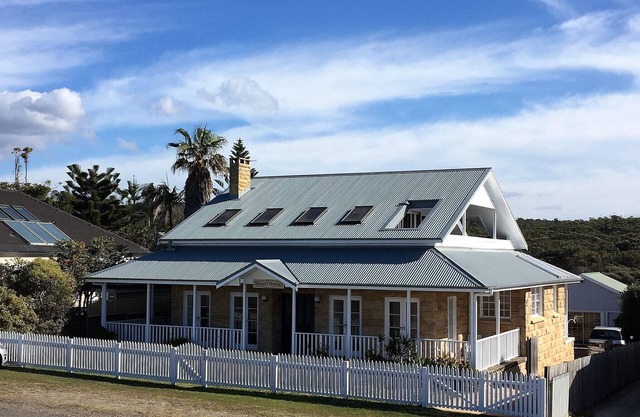 50m to beach patrol flags- ocean views - Nat. Park views - whales - open fire