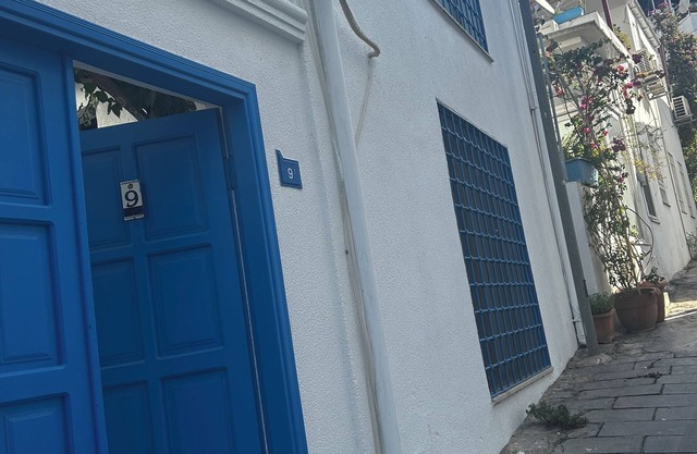 50m to the Beach – Private Courtyard House, Sleeps 6