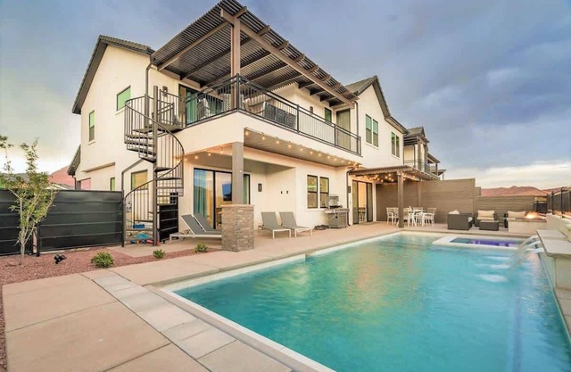 52-53| Poolhouse Duplex in St George with 2 Pools and Hot Tubs