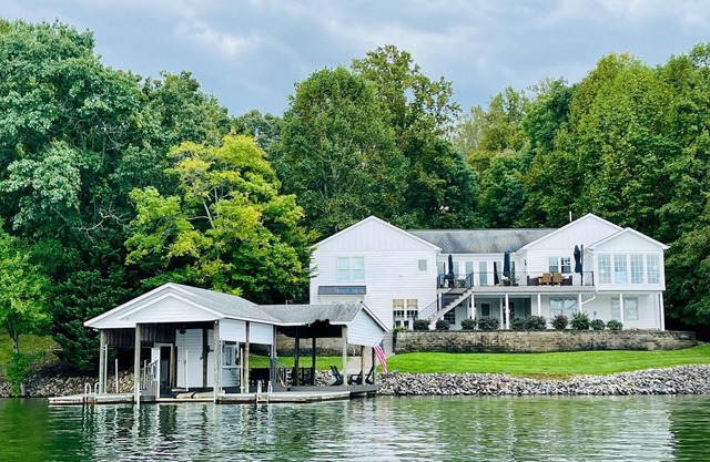 5400sf, Lakefront, gentle slope, 6Bdrs,4.5Baths, kayaks,paddleboards,firepit,gym