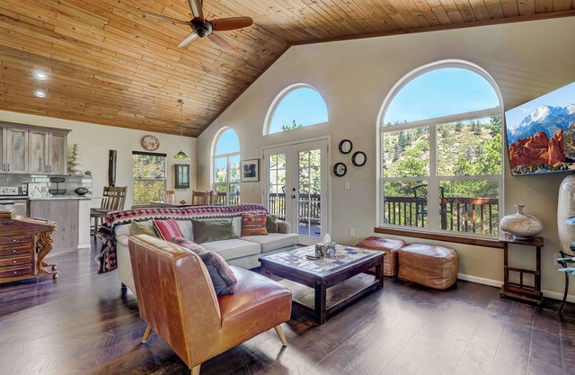 5BD – Large Yard & Firepit | Escape to the Mtns!