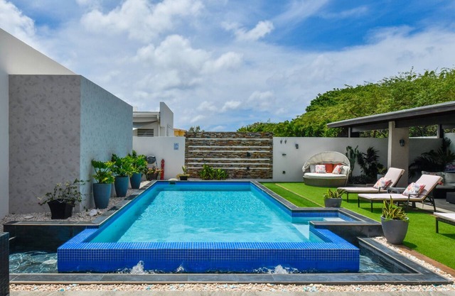 5Bdr 6,5 Bthr Luxury 4Bdr Villa w/Guest Apartment 2min Eagle Beach