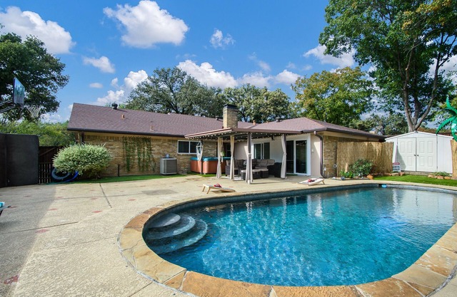 5BR home with Private Pool, Game Room & a Spacious Backyard with Grill