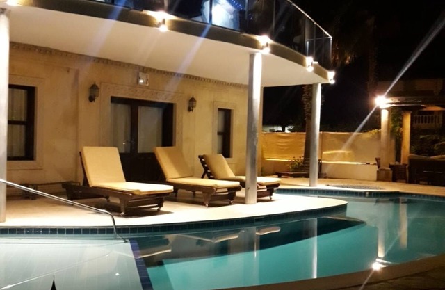 6 bed/bath luxury villa private pool and bar, free wifi aircon Sat TV 3 lounges