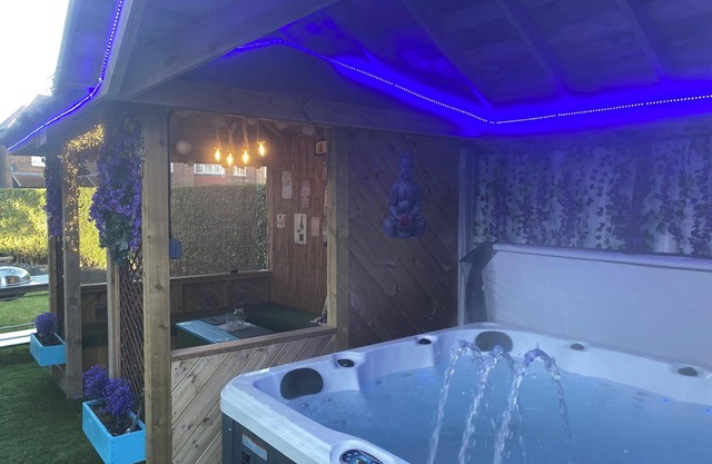 6 Bed-Sleeps 12-Hot Tub-Free Parking-Pet Friendly