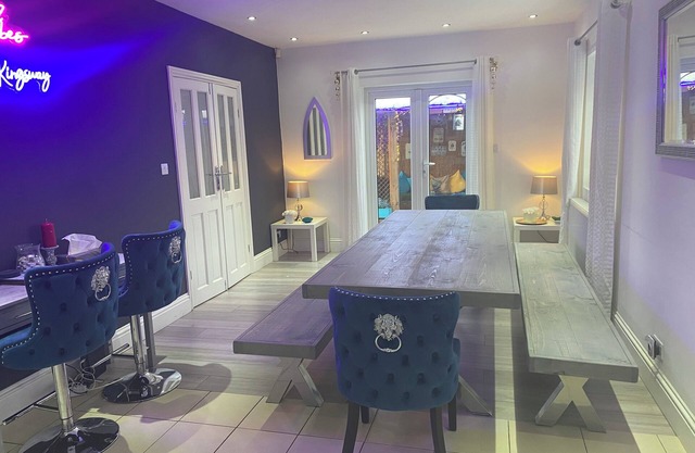 6 Bed-sleeps 12-hot Tub-free Parking-pet Friendly