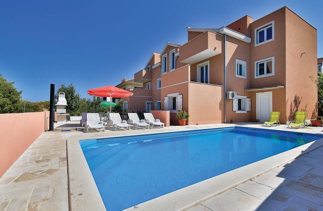 6 bedroom beautiful home in Okrug Donji