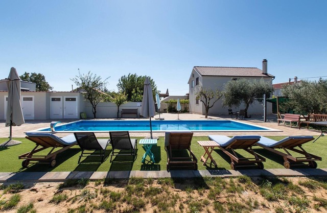6 bedroom nice home in Murvica
