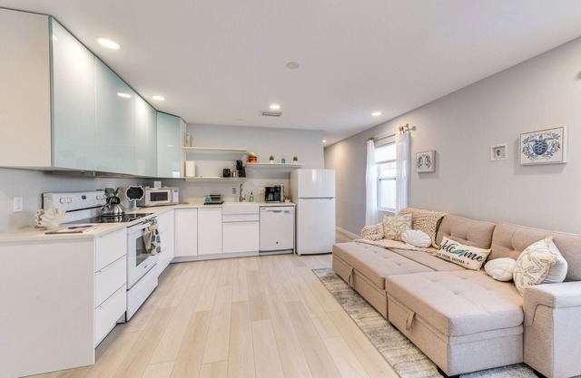 6 Mi to Dtwn: Sarasota Apt w/Patio & Fire Pit