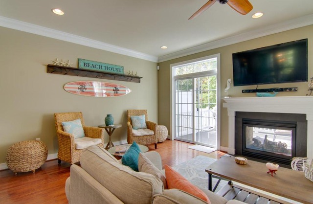 6 Mi to Rehoboth Beach Townhome with Pool Access!