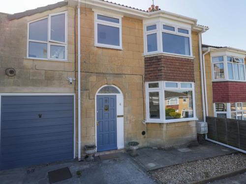 6 Newbridge Gardens