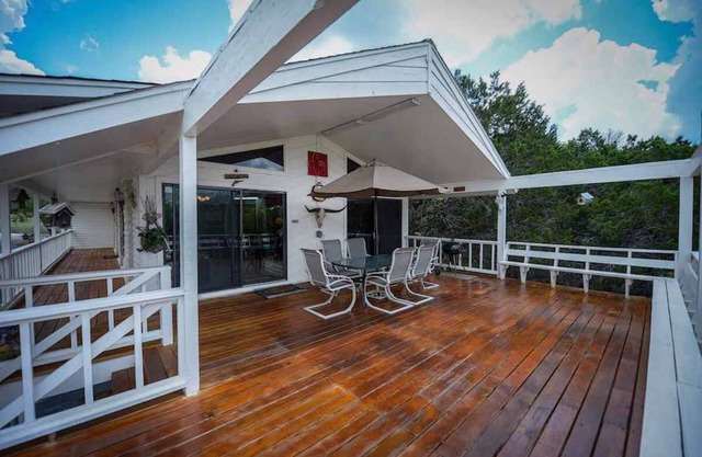 6 Oaks on the Blanco – A River Retreat Like No Other