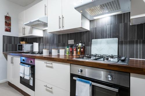 6 Roomy Bedrooms Favour Spacious Inn - Sleeps 13 Hull Central Location