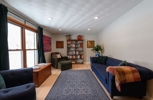 .6 Walk to Carmel Midtown (Palladium). Plus massage chair & purple mattress