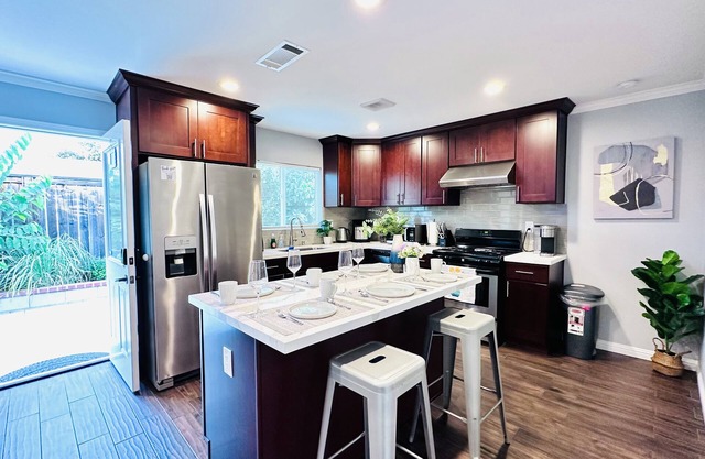 600 sqft GARDEN VIEW 10mins to DISNEYLAND Guest House w/Private Entrance