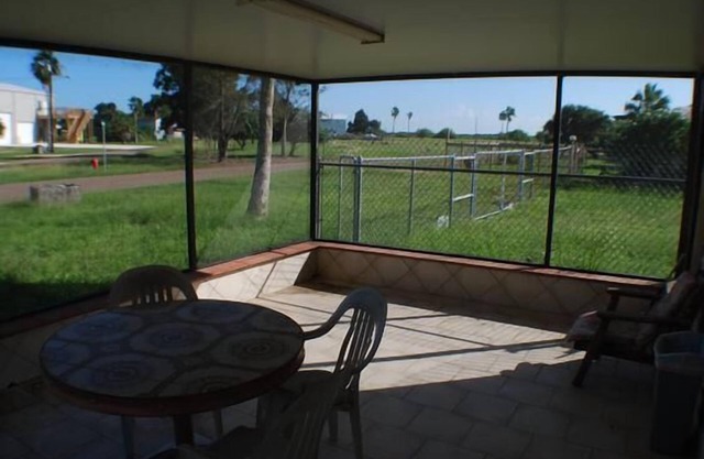601 Baffin - Cozy little cottage! Screened in front porch.
