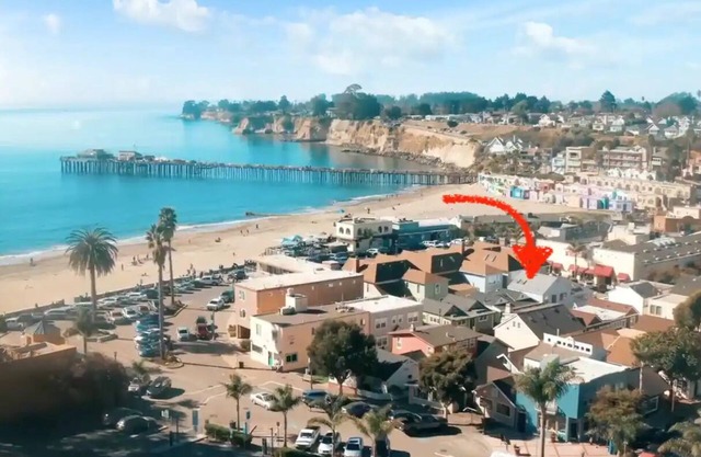62 steps to the sand: Historic Capitola Village beach cottage, learn to surf!