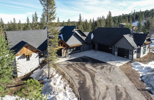 6400+ Sq. Ft. Beautiful New Lodge in Powder House Pass w/Comm. Pool Access!