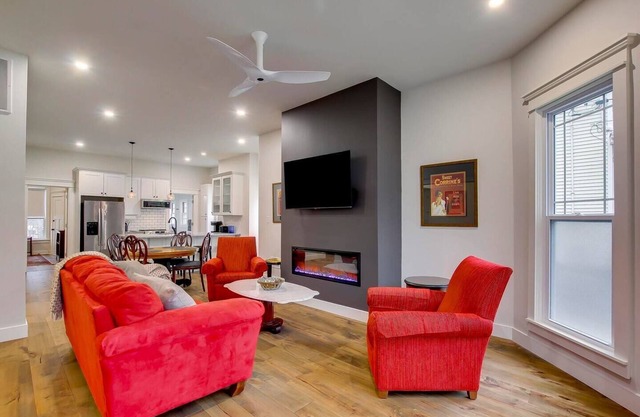 6BR/3BA PRIME Location - Entire Home (Both Units)