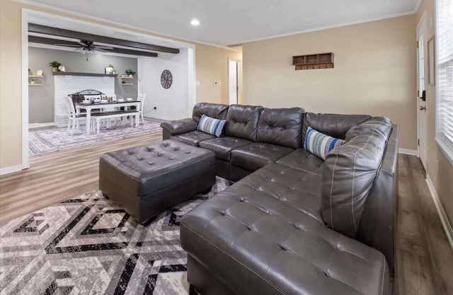 6BR Family Home by Grand Park
