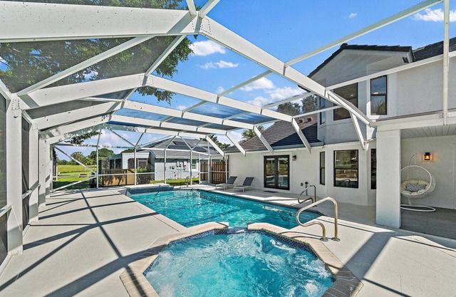 6BR Luxury Villa with Pool & Spa