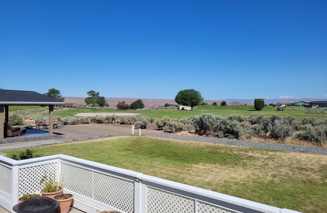 6th Hole Loop in Desert Aire